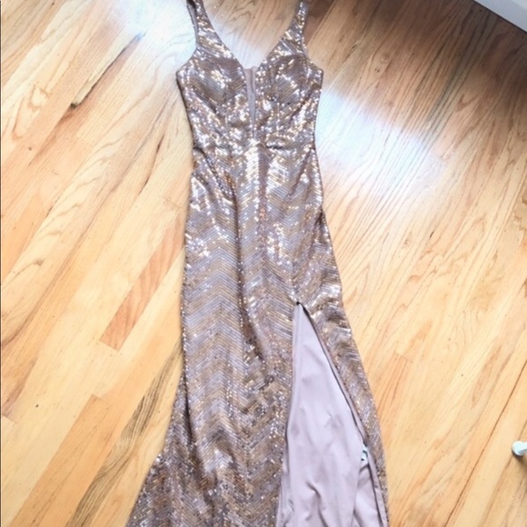 Gold gown - Picture 2 of 2